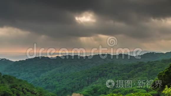 太阳光线透过乌云穿过海洋时间的流逝