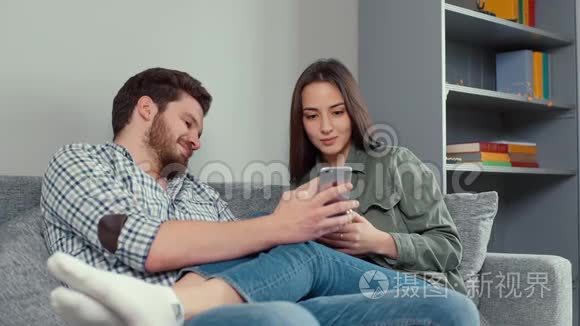 男人在沙发上展示美女的在线内容