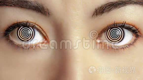 特写女人脸上有催眠的眼睛动画视频