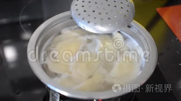 饺子是用开水在感应炉锅里煮的视频