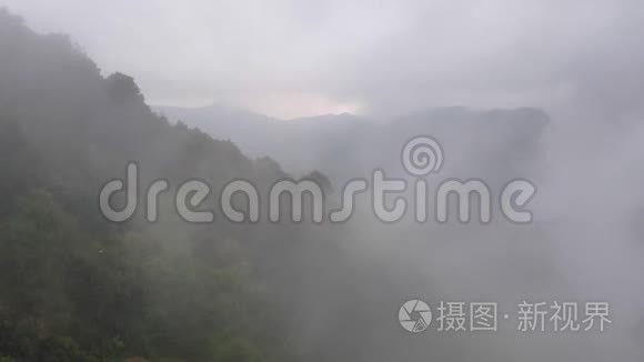 大雾笼罩着山区的一个村庄