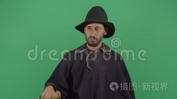 成年男子魔术师用棍子充电能量视频