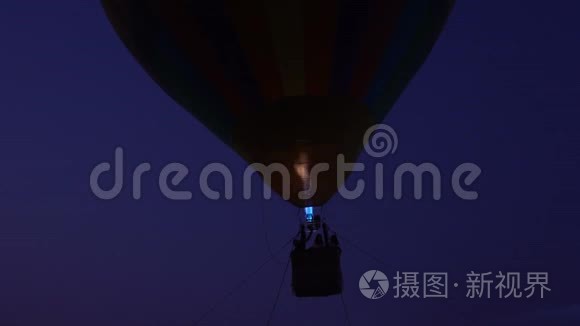 关闭彩色热气球中的丙烷气体燃烧机在地面上空飞行的视频
