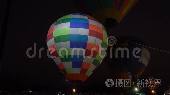 五颜六色的热气球从地上飞过视频