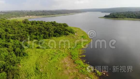 拍摄乡村自然山林的河景景观