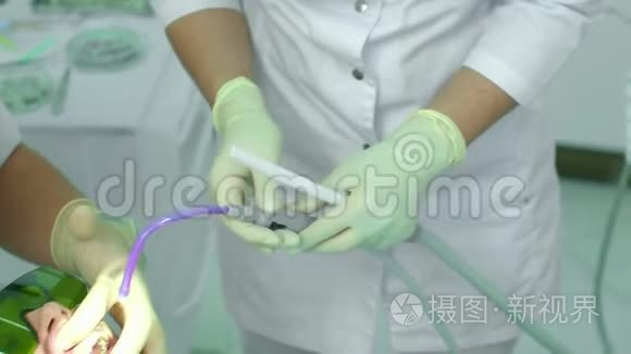 助手将唾液喷射器放入病人口腔视频