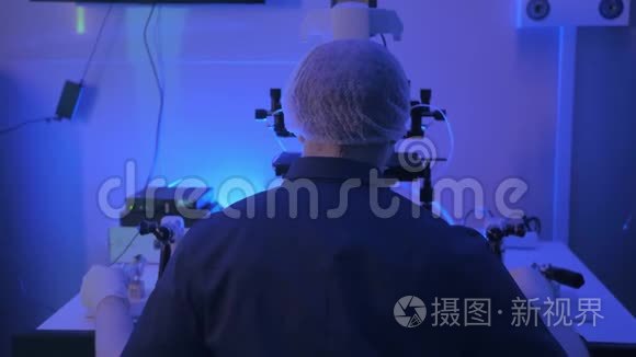 在一个现代的实验室科学家进行实验。 胚胎学家用显微镜检查样本