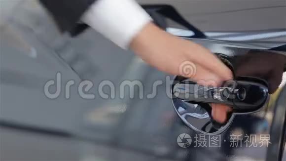 开他的新车