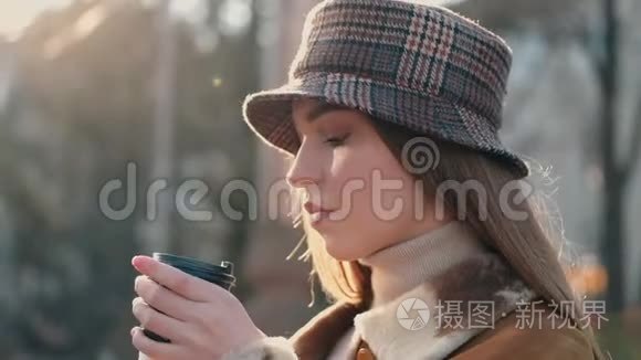 一个戴帽子的时髦女人在喝咖啡，微笑着