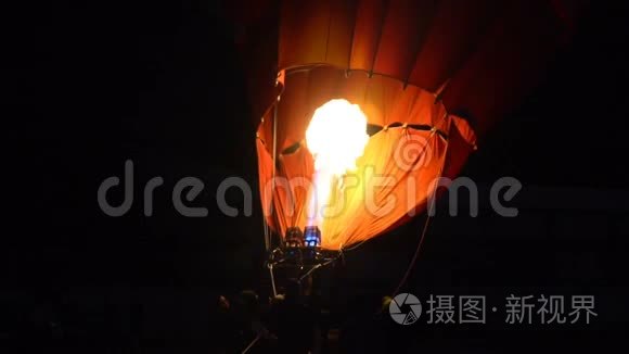 关闭慢动作视频丙烷气体燃烧器在彩色热气球上空飞行地面