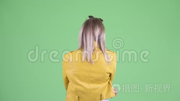 年轻叛逆的金发女子手指的后视视频