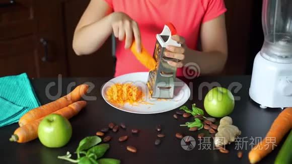 年轻女子在厨房里用新鲜的胡萝卜