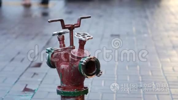 在室外灭火时，消防栓准备连接软管。 旧红火栓