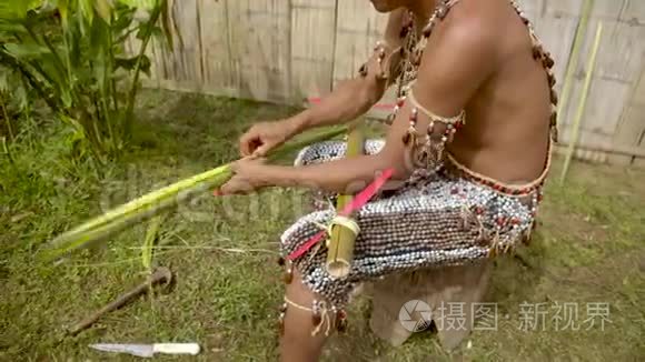 中镜头展示一个土著男子试图制造自己的飞行装置