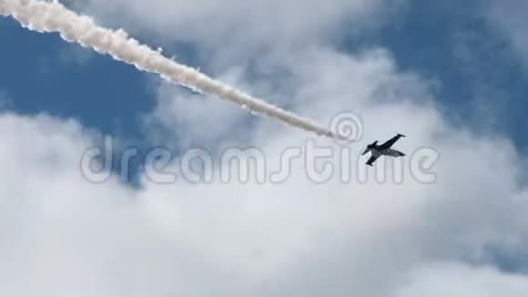空中的火箭飞机视频的预览图