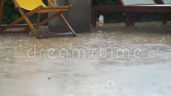 旅游酒店度假村的热带雨视频