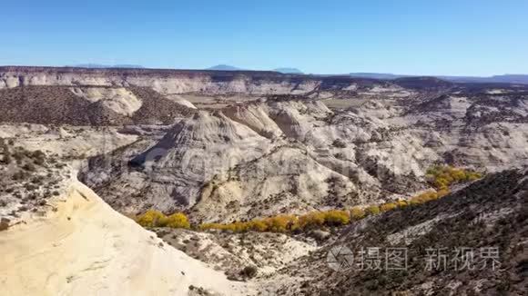 落山野石公园灰岩的空中飞行与黄柳