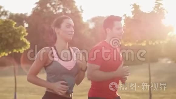 年轻夫妇一起跑步视频