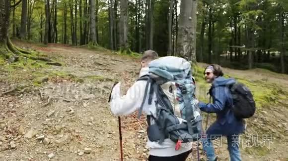 男人去森林远足视频