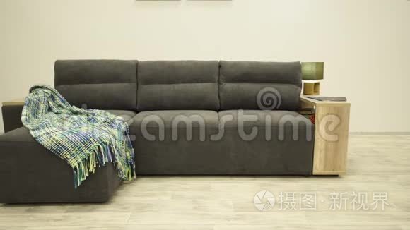 时尚的黑色角落沙发，带有木制侧壁和舒适的格子呢