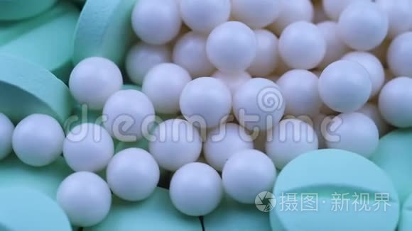 白色圆形小颗粒在绿色药丸中,并旋转特写短视频