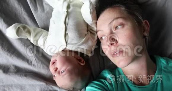 劳累的母亲患有产后抑郁症视频