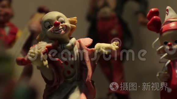 小丑Figurine与小提琴