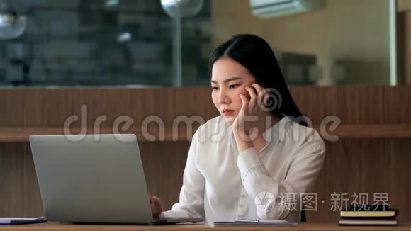 4k视频迷人的疲惫的亚洲商界女性在办公室感到悲伤无聊忧郁不快乐懒惰