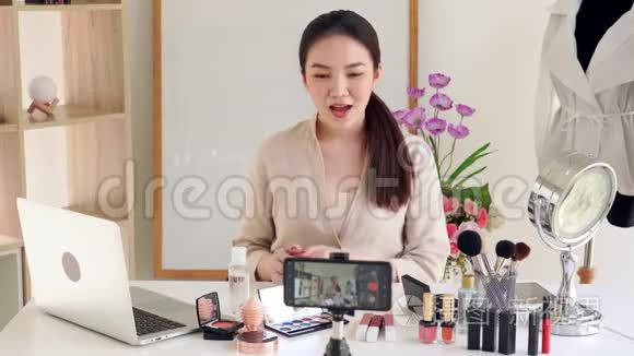 著名博主的4K视频。 开朗的女性vlogger在为日常化妆导师录制视频的同时展示化妆品产品i