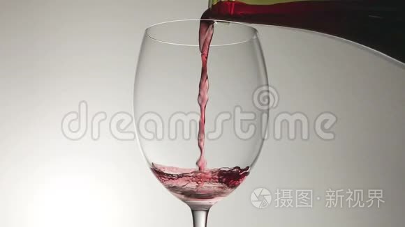 红酒从瓶子里倒入玻璃