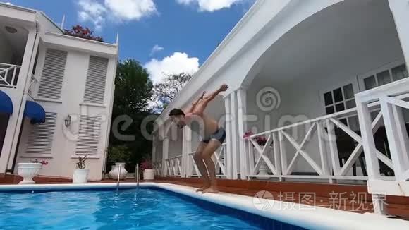 男人跳进旅馆的游泳池