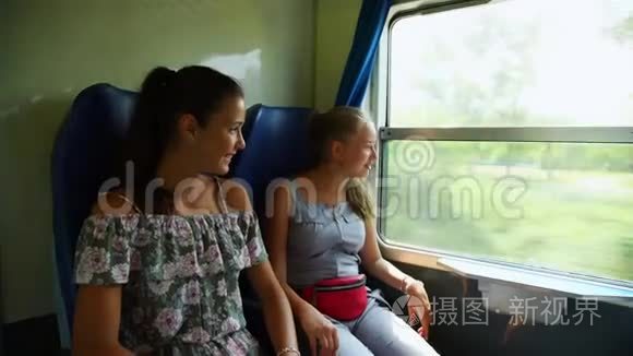 女朋友微笑着面对火车的窗外视频