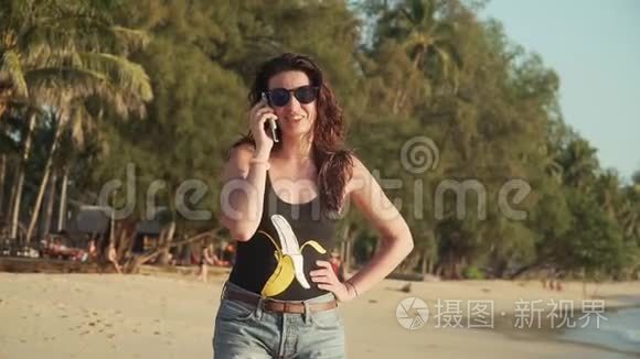 快乐的女人打电话，在海滩上聊天