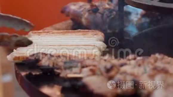 厨师在明火上用火钳翻转烤肉视频