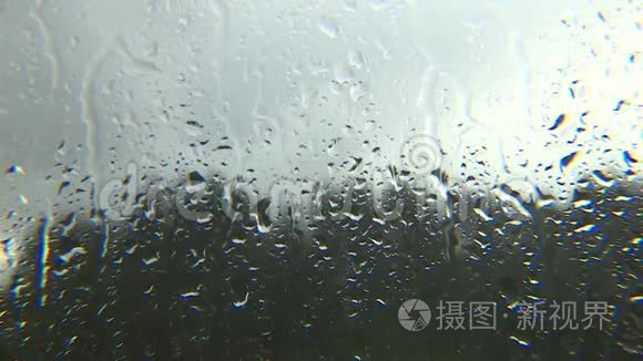 窗外阴雨天气.. 压抑的状态。