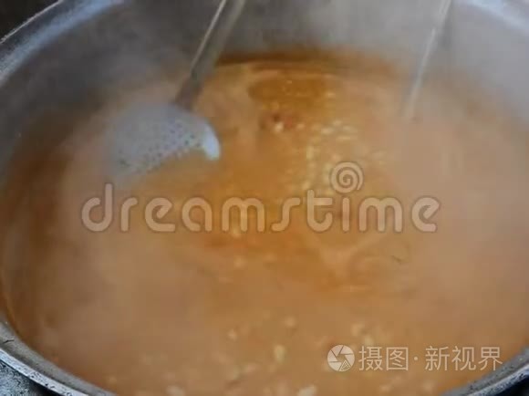 大锅里的豆汤视频