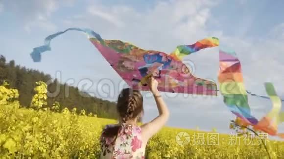 可爱的女孩穿着五颜六色的风筝