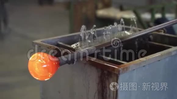 玻璃球在工厂冷却视频
