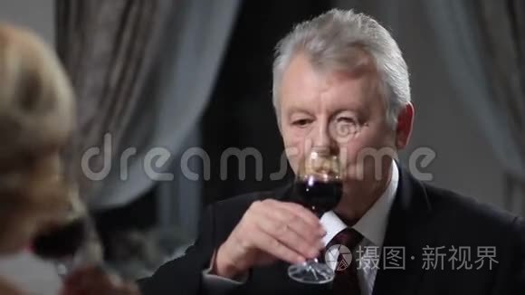 成熟的男人喝一杯红酒视频