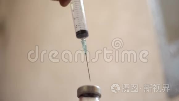 注射器从小瓶里取出药视频