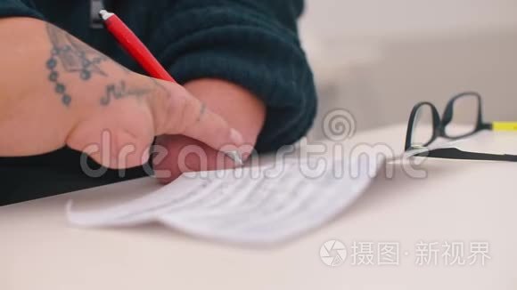 一个没有手的人在纸上写钢笔文字。