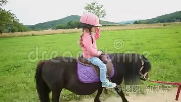 在乡下骑小马的小女孩视频