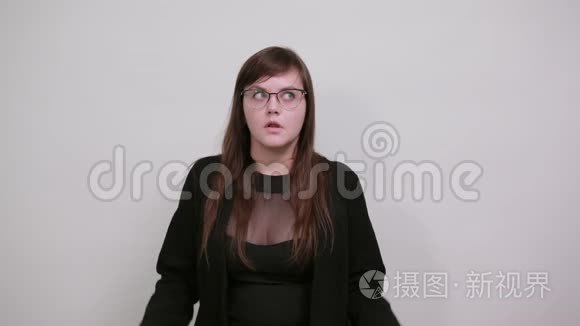 迷人的女人看起来很快乐，双手抱在头上，越过孤立的灰色墙壁