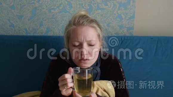 年轻女性生病喝热茶