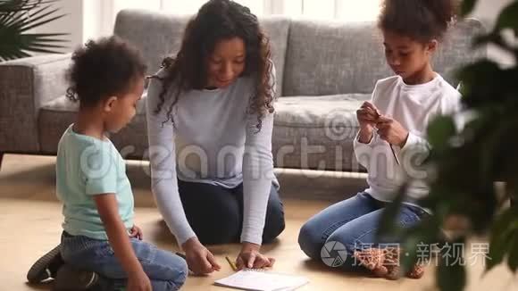 有爱心的非洲妈妈用彩色铅笔画孩子