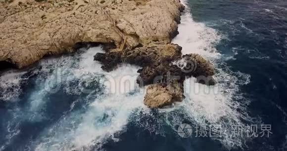 大海边美丽的教堂一片水域视频