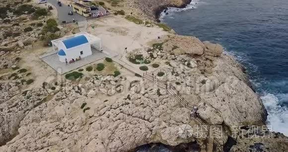 大海边美丽的教堂一片水域视频