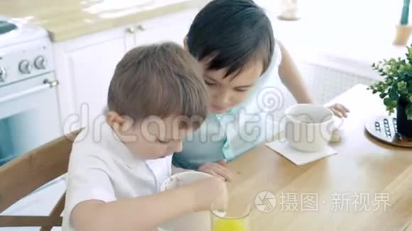 两个小男孩在厨房吃月饼做早餐视频