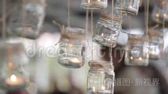梅森罐子蜡烛挂在树上装饰婚礼视频