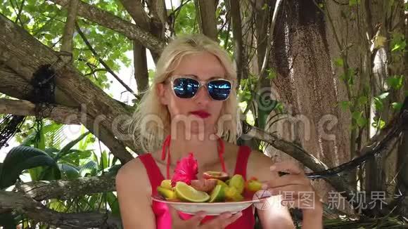 女人吃热带水果视频